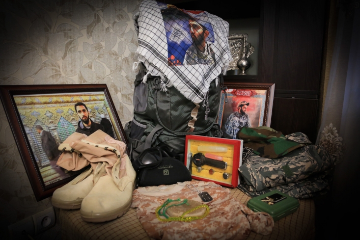 حسین از ۱۸ سالگی پاسدار شد. درست زمانی که سوریه وارد جنگ شد. همان ابتدا همه اعضای خانواده پیگیر اخبار و شهدای سوریه بودیم. خانواده ما همه مطلع هستند. ما می‌دانستیم اگر رزمندگان ما جلوی دشمن ایستادگی نکنند، باید در کرمانشاه و همدان با آن‌ها بجنگیم. حسین هم از آن موقع‌ها هوای رفتن داشت. می‌دانستیم باید برود، اما پدر و مادر حتی اگر بخواهد هم نمی‌تواند وابستگی خودش را از بین ببرد. هر بار می‌خواستیم توجیهش کنیم، می‌گفت «اگر من نروم، پس چه کسی باید برود؟»