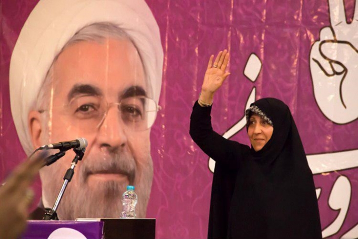 حمله خانواده مرحوم هاشمی به روحانی / فاطمه هاشمی ، روحانی را به ضعف شخصیت متهم کرد شواهد و قرائن نشان می دهد که کماکان اختلافات اردوگاه های سیاسی ، قبیله گرایی ها و سهم خواهی های برخی جناح های سیاسی ، حامیان دیروز روحانی را به چالش های در پیش روی او تبدیل کرده است.علاوه بر اینکه سهم خواهی های اصلاح طلبان برای رسیدن به صندلی های کابینه دولت جدید روحانی تبدیل به چالش جدی او شده بود، اخیرا حملات خانواده مرحوم هاشمی به روحانی، توجه رسانه ها را به خود جلب کرده است .