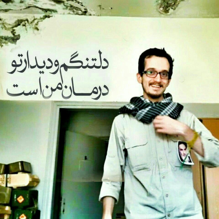 عیدِ امسال سخنرانی آقا را گوش می‌دادیم. دیدیم محمدامین دستانش را بر روی صورتش گذاشته و آرام‌آرام گریه می‌کند. گریه‌ای که معلوم است از روی بغض و نمی‌تواند کنترلش کند. خواهرش گفت: چرا گریه می‌کنی امین؟ گفت: انقلاب دارد چهل‌ساله می‌شود آن‌وقت هنوز ما حزب‌اللهی ننشستیم دورهم یک گفتمان واحد درست کنیم که به دردِ جامعه بخورد. تا آقا نخواهد این مسائل سطحی و پیش‌پاافتاده را تبیین کند. اینها وظیفه آقا نیست. آقا این‌قدر کار دارد نباید جورِ کم‌کاری ما را بکشد.