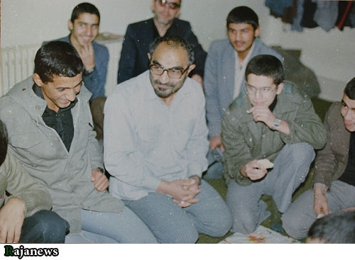 شهید لاجوردی شهید مبارزه با نفاق است؛ او به معنای واقعی کلمه مقلد امام بود/ نهضت آزادی قصد داشت انقلاب را از مسیر اصلی خود، یعنی حاکمیت احکام اسلامی خارج کند حجت الاسلام رئیسی: در ردههای عملیاتی(منافقین) یک نوع اطاعت چشمبسته و بیچون و چرا از مرکزیت سازمان وجود داشت و لذا بازگرداندن اینها بسیار دشوار بود. ردههای بالای سازمان سیانور نمیخوردند، اما ردههای عملیاتی و لایه های پابینتر، به محض اینکه به مشکل برمیخوردند، سیانور میخوردند! ردههای بالا وقتی با استدلال و منطق امثال شهید لاجوردی روبرو میشدند، ناگهان شیرازه فکریشان به هم میریخت و آسانتر از ردههای پابین بازگشت می کردند.