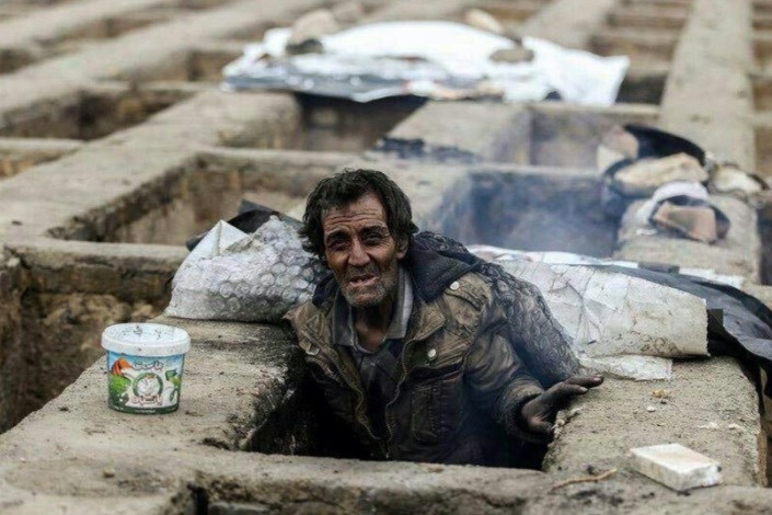 رهبر انقلاب: دنبال عدالت اجتماعی نباشیم، وجود ما پوچ و بیهوده است/اگر امیرالمومنین امروز بود بیش از هر چیز "عدالت" را دنبال میکرد/بدون استقرار عدل و انصاف، "توحید" معنایی ندارد/هیچ چیز مردم را به قدر مقابله با زیادهخواهها و مفتخوارها خوشحال نمیکند اشراف مگر چگونه بودند؟ چون آنها فقط ریششان تراشیده بود، ولی ما ریشمان را گذاشتهایم، همین کافی است!؟ نه، ما هم مترفین میشویم. والله در جامعهی اسلامی هم ممکن است مترف به وجود بیاید.