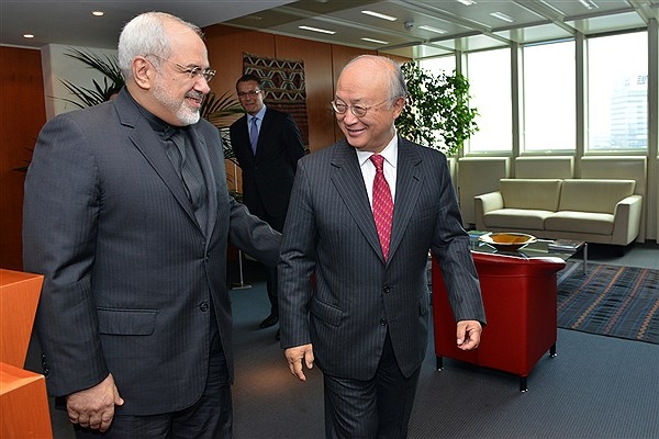 با آن‌که ایران مطابق با بند 10 برجام می‌توانست 130 تن آب سنگین مازاد خود را پیش از صادرات در بازارهای بین‌المللی، در داخل کشور نگهداری نماید( made available for export to the international market ) جدیدترین گزارش آمانو مدیر کل آژانس بین المللی انرژی اتمی خبر از کاهش نزدیک به 20 تن از ذخایر آب سنگین ایران می‌دهد. چنان‌که در بند 9 این گزارش آمده است: در 7 آگوست 2017 آژانس تائید کرده است که ذخایر آب سنگین ایران 111 تن بوده است.
