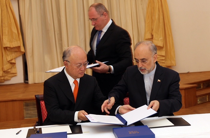 نکته جالب توجه جایی است که حتی مطابق با عقب نشینی صورت گرفته هم مجموع ذخایر درون لوله‌ها و بیرون آن (ذخیره نهایی) در ایران، می‌توانست تا 300 کیلوگرم باشد اما در آخرین گزارش آمانو از اجرای تعهدات ایران، میزان ذخایر اورانیوم با غنای 3/67 درصد بیش از 211 کیلوگرم کاهش پیدا کرده و به 88/4 کیلو تبدیل شده است!