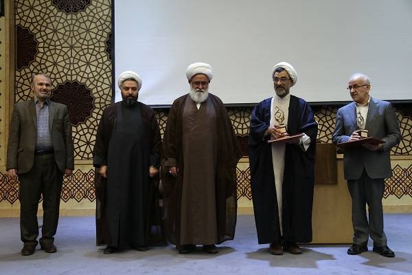 آیتالله سبحانی: متفکران علوم اسلامی نظریهپردازی در علوم انسانی را جدی بگیرند/ آیتالله رشاد: تولید علوم انسانی اسلامی تکلیف عینی گروهی اصحاب حوزه است/ خسروپناه: توسعه علوم انسانی اسلامی نیاز به اجتهاد حوزه و دانشگاه دارد رئیس پژوهشگاه فرهنگ و اندیشه اسلامی با اشاره به تاثیرگذاری فوقالعاده و شگرف علوم انسانی بر حیات انسان امروز گفت: علوم انسانی سکولار حیات جوامع را مهندسی میکند از همینرو با معضلات خسارت بار بسیاری مواجهیم و دست و پنجه نرم میکنیم، سیطره علوم انسانی وارداتی بر زندگی مسلمانان تا حد چشمگیری فقه و اخلاق اسلامی را به حاشیه رانده است.