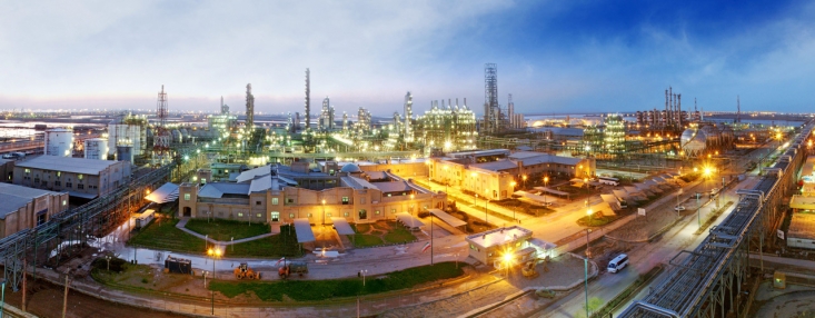 این مشکل را می تواند با اصلاح و تکمیل قوانین موجود بر طرف کرد. در صورتیکه صنایع بالا دستی پتروشیمی در بازار صادراتی خود دچار محدودیت قانونی شوند، هم می توان به اصلاح مصوبه تیرماه 93 وزارت صمت پرداخت و قیمت محصولات پتروشیمی در بازار داخل را متناسب با هزینه تمام شده و تعیین درصد سود معقول و عادلانه کرد و هم می توان میزان عرضه در داخل را متناسب با میزان تقاضا تنظیم نمود.