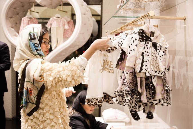 بررسی تراز تجاری ایران و اروپا در پسابرجام نشان می‌دهد، اروپایی ها با اقتدار پیروز این رقابت بوده اند و توانستند برجام را به دروازه کالاهای خود (نه سرمایه خود) به بازار ایران تبدیل کرده و از ژانویه ۲۰۱۶ میزان صادرات خود به ایران را ۲/۵ برابر کنند. در مقابل هر چند صادرات کالاهای نفتی و پتروشیمی ایرانی به اروپا حدود ۴۰ درصد افزایش داشته، ولی صادرات سایر کالاهای ایرانی کاهش چشمگیری داشته است.
