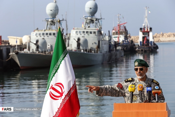 مروری بر یک دهه فرماندهی امیر سیاری در نداجا/ تفنگداری که پای ناوهای ایران را به آبهای دور باز کرد+تصاویر امیر دریادار حبیب الله سیاری با 62 سال سن، تنها تفنگداریست که به عالیترین مقام نیروی دریایی ارتش رسید. امیر سیاری با 10 سال و 3 ماه فرماندهی، بیشترین دوره خدمت در این مقام را در میان دیگر فرماندهان نیروی دریایی جمهوری اسلامی ایران داشت. اعزام 55 ناوگروه به آبهای آزاد و پهلوگیری در بیش از 20 بندرخارجی، توجه عمیق به سواحل مکران در دریای عمان، ساخت تجهیزات مهم نظامی ازجمله چند ناوشکن، ناوچه و زیردریایی و... ازجمله نقاط درخشان کارنامه دریادار سیاری در نداجاست که فرمانده معظم کل قوا آن را نیروی دریایی راهبردی نامیدند.
