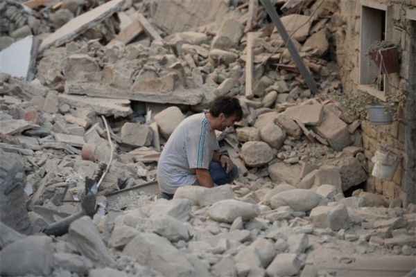  اگر شخصی در زمان وقوع زلزله و یا زمان متصل به آن به هر دلیلی شخصا زلزله را احساس نکرد اما در همان زمان به طریقی «علم» به وقوع زلزله پیدا نمود به عنوان مثال اذعان کارشناسان و یا رسانه های معتبر و یا عرف جامعه برای او علم حاصل نمود که زلزله واقع شده است واجب است تا نماز آیات را اقامه نماید اما اگر شخصی در زمان وقوع زلزله و یا زمان متصل به آن زلزله را احساس نکرد و به طرق دیگر هم علم به وقوع زلزله پیدا نکرد اقامه نماز آیات واجب نیست گرچه احتیاط مستحب اقامه آن است. 