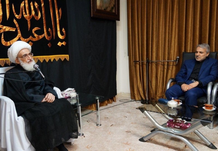 مرجع تقلید شیعیان گفت: در نظام اسلامی اصل مردم بوده و برپا کردن یک معیشت قابل‌قبول، مهار بیکاری و تورم مهم‌ترین معضلاتی است که باید دولت نسبت به آن‌ها اهتمام داشته باشد.