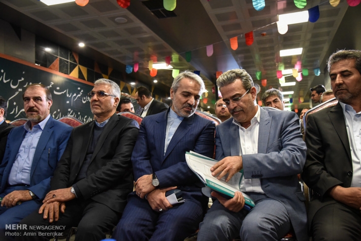 بند 19 سیاست های کلی اقتصاد مقاومتی خواستار شفافیت سازی اقتصاد و سالم سازی آن و جلوگیری از اقدامات و فعالیت ها و ضمینه های فسادزا در حوزه های پولی، تجاری و ارزی است. همه می دانیم که عدم شفافیت در اقتصاد هم رانت زا است و هم باعث می شود که رشد بدنه تولیدی اقتصاد کم شود و بجای تولید کننده ها، سرمایه دارهای رانت خوار و البته دلال ها هر روز ثروتمند تر شوند. موضوعی که با قوانین تفسیر ناپذیر و شفاف در راستای اقتصاد مقاومتی امکان ظهورش گرفته می شود.