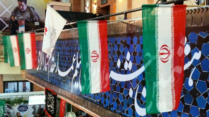 شال جيغ و رنگ مشكي لاكش، بين آن همه دختر باحجاب، هم توي ذوق مي‏زند و هم كنجكاوي را بيشتر تحريك مي‏كند كه اين، اينجا چه مي‏كند؟ دوستش سعي دارد آرامش كند اما معلوم است كه موفق نبوده، حالا خسته شده و ديگر حوصله ناز كشيدن ندارد. نتوانستم حريف فضولي‌‏ام شوم و جلو رفتم. خودش كه هنوز درگير هِق‏هِق است