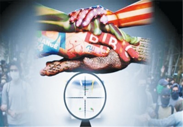 ساکتین فتنه، به نوعی اهالی فتنه اند/ «کسب بصیرت» و «اقدام به روشنگری»؛ لوازم مواجهه همگانی با فتنه این را هم عرض بکنیم؛ بعضیها در فضای فتنه، این جملهی (کن فی الفتنة کابن اللّبون لا ظهر فیرکب و لا ضرع فیحلب: در فتنه ها همچون شتر کم سن و سال باش; نه پشت او قوى شده که سوارش شوند نه پستانى دارد که بدوشند) را بد میفهمند و خیال میکنند معنایش این است که وقتی فتنه شد و اوضاع مشتبه شد، بکش کنار! اصلاً در این جمله این نیست که: «بکش کنار». این معنایش این است که به هیچ وجه فتنهگر نتواند از تو استفاده کند؛ از هیچ راه. «لا ظهر فیرکب و لا ضرع فیحلب»؛ نه بتواند سوار بشود، نه بتواند تو را بدوشد؛ مراقب باید بود.