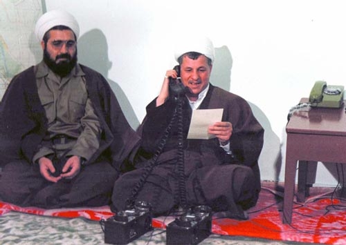 هاشمی رفسنجانی در خاطرات خود درخصوص علل سقوط فاو می‌نویسد: «عامل اصلی شکست [در فاو]، بیشتر بودن نیروهای مهاجم دشمن، تقریباً 10 برابر نیروهای مدافع و از کار افتادن ادوات در لحظات اوّل به خاطر استفاده دشمن از سلاح شیمیایی است.» وی همچنین در همان روزها از دخالت مستقیم آمریکایی‌ها در ماجرای سقوط فاو خبر داد. 