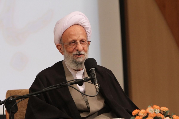 آیت الله مصباح فرمودند:  به واسطه حل نشدن مسائل کلی و بنيادين است که با وجود آن&zwnj;كه ولایت فقیه را قبول داریم، اما چون فهممان از اين موضوع دقيق و كامل نيست، انتقاداتي را در باره برخي امور [نظری در باب موضوع ولایت فقیه]مطرح مي&zwnj;كنيم.
