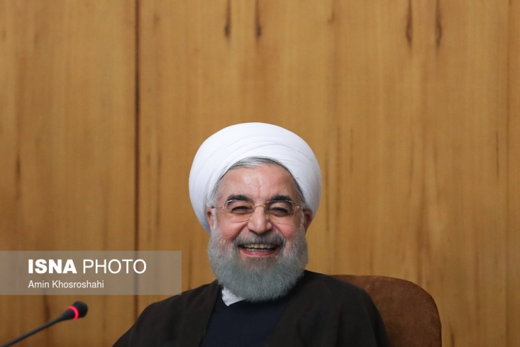 هفته گذشته واعظی از گفتگوی ریاست جمهوری با مردم خبرداد.  او حرف از یک تحول به میان آورده بودو گفت: اعضای کابینه خواستند که خود آقای رئیس جمهور هفته آینده این نظرات خوبی که برای ایجاد یک تحول و نشاط و شغل دارند را با مردم درمیان بگذارند. اما نظرات خوب جناب رئیس جمهور حتی داد حامیانش را نیز درآورد!