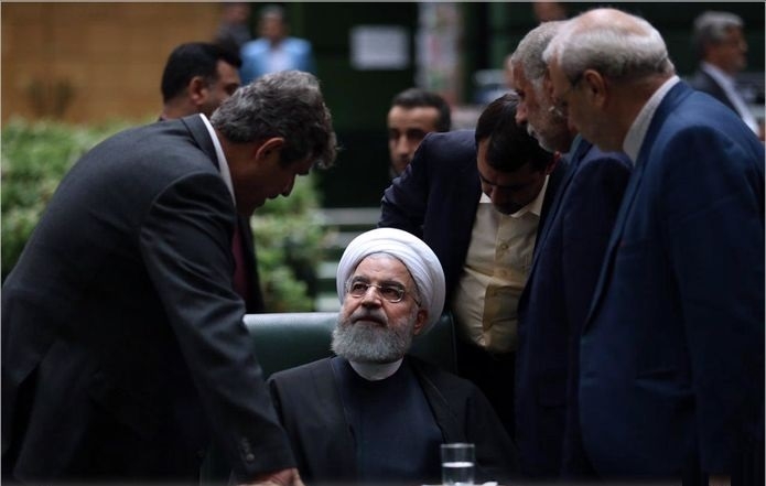 از بنزین 1500 تومانی دولت تا تثبیت بنزین 1000 تومانی کمیسیون تلفیق / راه حل درست در تعیین قیمت بنزین چیست؟ با این وجود به نظر می رسد راه حل در سهمیه بندی بنزین و تعلق نگرفتن یارانه سوخت برای پر درآمدها باشد و دولت می تواند با دریافت حتی سود از فروش بنزین به خودروهای گران قیمت، در بدترین حالت ممکن، تراز عملیاتی خود را در فروش بنزین صفر نماید. البته این به معنای عدم ایجاد محدودیت برای مصرف سوخت نیست. بلکه دستان دولت را باز میگذارد تا سقف تعیینی مصرف سوخت برای خودروهای ارزان قیمت که عمدتا هم داخلی می باشند را افزایش دهد. با این کار هم قشر ضعیف جامعه آسیب نمی بیند و هم مسیر برای قاچاق سوخت ناهموار می شود.