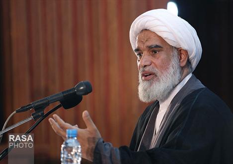 اسلام بدون رهبری سیاسی دچار ایستایی می شود/ حضور جریان غربگرا در داخل کشور تهدید بسیار جدی است/ عده ای در تلاش اند تا تقابل موهوم میان «اسلام» و «ایران» ایجاد کنند جامعه ما متکثر است و یک جریان غربگرایی وجود دارد که از طرف غرب هم حمایت می شود و می خواهد ما را به گذشته برگرداند ؛ تلاش می کنند تقابل موهوم بین اسلام و ایران و مکتب اهل بیت(ع) ایجاد کنند. باید تلاش کنیم دستاوردهای مختلف انقلاب در عرصه های مختلف را حفظ کنیم و پیش ببریم. دشمنان می خواهند ولایت فقیه را بزنند چرا که کانون قدرت اسلام است.
