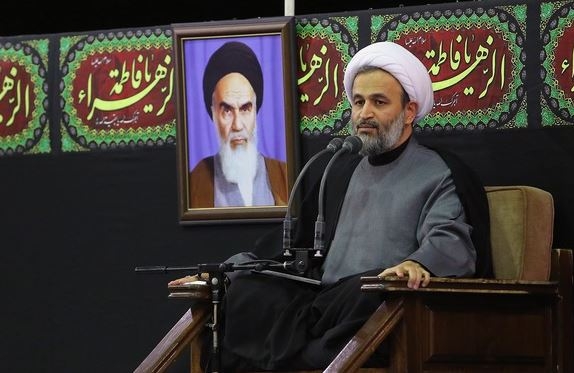 &laquo;عدالت&lrm;گرایی&raquo; یک مفهوم بسیار کلیدی است، ولی نباید عدالت&lrm;گرایی را یک مفهوم مطلق در نظر بگیریم. توجه کنید که &laquo;عدالت&raquo; یک مفهوم مطلق است، اما من در مقام عدالت &lrm;گرایی ممکن است دچار گرایش&lrm;&lrm;های نامتعادلی شوم و مصادیق نابه&lrm;جایی را برای عدالت تمنا کنم که اصلا آن&lrm;جا، جای عدالت نباشد یا مصلحت&lrm;&lrm;هایی که در راه اجرای عدالت وجود دارد، نادیده بگیرم و عدالت&lrm;گرایی من تبدیل به نوعی ظلم برای جامعه شود. 