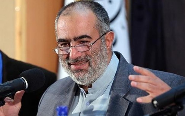 آقای آشنا! لازم نیست بیاطلاعی خود در همه زمینهها را به رخ بکشید/ وقتی آمارهای رسمی عملکرد وزارت نفت در دوره تحریمها را با بعد برجام مقایسه کنید شرمنده نمی شوید؟ در کنار اشاره به کاهش اثر تحریمها، نفیو به اظهار ضعف مقامات ایران در دولت یازدهم اشاره میکند: "وقتي یك كشور اعتراف ميكند كه مشكل تحریم دارد تقریباً نيمي از كار انجام شده است. اساساً این نوع اعتراف دشواريهاي خاصي براي هر دولت دارد چرا كه به مخالفين نشان ميدهد كه آسيبپذیريهایي كه آنها به دنبالش بودند تا از آن بهرهبرداري كنند كاملاً نمود پيدا كردهاند."