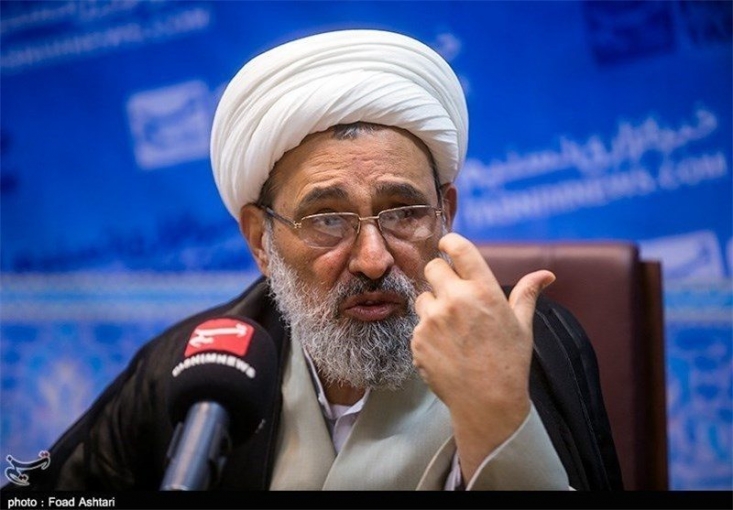 عجیب است همین افرادی که احمد آقا را تخریب می‌کنند در جلساتی با نزدیکان امام هم‌نشین و با آن‌ها دوستی دارند و آن‌ها که می‌دانند احمد آقا در چه فضایی بود و چه اعتقاد راسخی به مقام معظم رهبری داشت باید از امام و حاج احمد آقا دفاع کنند و جواب این شبهات را بدهند.