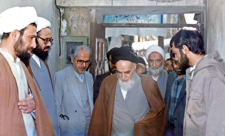 تحلیل‌نگاری سخیف جماران اینگونه ادامه می‌یابد که: «قبض‌نویس کجا و امین یادگار ایشان(امام) بودن کجا؟» نویسنده قبل از نگاشتن این جملات، اگر به جست‌وجویی ابتدایی در صحیفه امام و اسناد دفتر می‌پرداخت، به چنین خبطی گرفتار نمی‌آمد. چه اینکه در این مجموعه به نامه‌هایی بر می‌خوریم که کمال اعتماد و وثاقت حضرت امام را به این یار پرسابقه خویش نمایان می‌سازد.