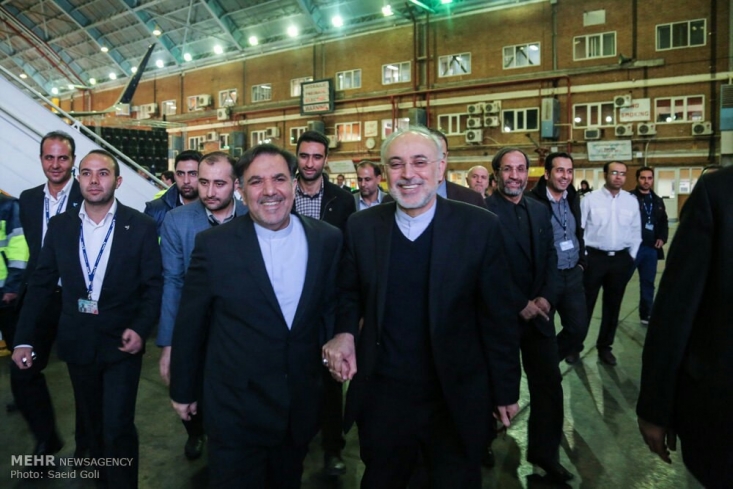 نگاهی به عکس یادگاری دوسال قبل علی اکبر صالحی با ایرباس بعد از بتن ریزی در راکتور اراک/ بازخوانی وعده های رویاگونه روزنامه های زنجیره ای درباره فرود ایرباس در ایران + عکس پس از انعقاد این قرارداد ها بارها و بارها منتقدان دولت اعلام کرده بودند که این قرارداد ها به علت غیر قابل اعتماد بودن امریکایی ها به ثمر نخواهد رسید و هیچ ساز و کاری هم برای ضمانت اجرایی این قرارداد ها از سوی ایران تعریف نشده است اما هم زمان، روزنامه ها و جریان های حامی دولت به بزک کردن برجام و قرداد های متبوع پرداختند و تلاش کردند تا با توسل به این مدل اخبار، افکار عمومی را فریب داده و اینطور القا کنند که با برجام بسیاری از مشکلات کشور برای همیشه حل و فصل خواهد شد!