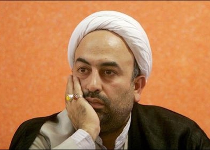 زائری و تحلیلهای عجیب و غریب از قِر کمر تا لغزش قلم/ فساد اخلاقی شروعی بر تغییر گرایشهای جامعه اینکه زائریها در فضای مجازی به سطحیترین شکل مباحث را تحلیل میکنند و عموما هم مورد تشویق طبقه خالی از آرمانِ متوسط شهری قرار میگیرند، یعنی مشکل نظام قبل از اینکه قلم قاضی باشد، قلم هرزه نویسهای اینستاگرامی است.