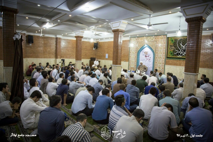 حضرت فرمودند که شتاب کنید و عجله کنید به سوی چمنزارهای بهشت. کسانی که آنجا بودند سوال کردند که "وَ مَا رِيَاضُ الْجَنَّةِ" این چمنزارها و بوستان های بهشت چیست که به سوی آنها عجله کنیم "قَالَ حَلَقُ الذِّكْر" حضرت فرمودند همین حلقه های ذکر است. مرحوم مجلسی رضوان الله تعالی علیه در مرآة العقول در ذیل همین روایت و نظائر این روایت که تعبیر به "حلق الذکر" شده، بیانی دارند که خلاصه بیان ایشان این است که بالاترین مصداق حلقه های ذکر همین جلسات تذکر و موعظه و بیان معارف است.