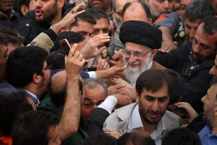رهبرانقلاب همچنان در وسط میدان جنگ / روایتی از چهار تدبیر خبرساز امام امت و مسئولانی که گویا با لگد دشمن هم از خواب بیدار نمیشوند! در شرایطی که رهبری نظام در طی مدتی کوتاه، بارها و بارها شخصا به میدان آمده و با روشهای گوناگون تلاش کردهاند تا چرخ حرکت دولت را تندتر و روانتر کنند، بد نیست مسئولان کشور در قوای سهگانه به ویژه در دولت موسوم به تدبیر و امید هم جدیتر از قبل و خارج از کلیشههای رایج و نشست و برخاستهای اتوکشیده و جلسات تکراری، با قطع دست فرصتطلبان، اقدامات فوریتری برای کاهش فشارهای اقتصادی دشمن بر بخشهای مختلف کشور انجام دهند.
