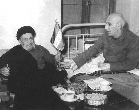 آنچه باید از قیام سی تیر دانست/ مصدق چگونه پاسخ حمایتهای آیت الله کاشانی را داد؟ قیام سی تیر ماه، یک قیام ملی علیه دربار و وابستگان به بیگانه بود که آیت الله کاشانی نقش تعیین کننده و بسازیی در شکل گیری آن داشت. آیت الله کاشانی با راه اندازی این قیام مردمی در حمایت از مصدق، از او در مقابل شاه و عواملاش حمایت کرد تا دوباره به مسند نخست وزیری بازگردد.