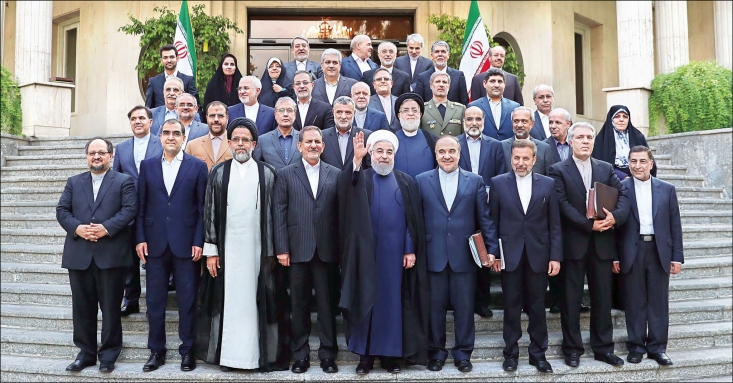 اصراردولت بر «عملیات روانی» با افکار عمومی؛ به جای گرهگشایی از مشکلات مردم/ به قدری سرمایهگذار پشت گیتهای ایران صف کشیدهاند که دستور داده شده فعلا کسی را به کشور راه ندهند! آرزواندیشی و بیعملی و بیهمتی، عیبی بزرگ برای مدیران است. تا دیروز دولت ما فکر میکرد در ماجرای برجام برنده شده؛ سه گل زده و دو گل خورده است اما اکنون آقای ترکان مشاور ارشد رئیسجمهور میگوید «با اصطلاحات ورزش کشتی، الان روی پل هستیم و باید مقاومت کنیم». دولت به اراده خویش، کمر و کُنده و خم خود را در اختیار دشمن قرار داد و حالا باید برای خروج از این وضعیت همت کند، نه اینکه زیر دست حریف بخوابد تا مدام تابانده شود و امتیاز پشت امتیاز بدهد. این فرجام سوءتفاهم «بازی برد-برد با غرب» است.
