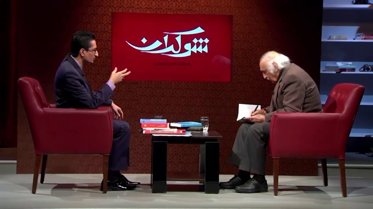جام «شوکران» در دست نظریه پردازان علوم انسانی/ تقدس زدایی از علوم رایج در کشور، مقدمه تولیدعلم بومی و جدید/ در پس پرده برندهای علومانسانی چه میگذرد؟ شوکران، نام گياهي است که کاربردي دو منظوره دارد. هم از يک طرف خاصيت شفابخشي دارد و براي درمان به کار مي رود و هم از طرفي ديگر به دليل سمي بودن در گذشته براي اعدام و مرگ بدون درد به کار مي رفته است. مشهورترين نمونه کاربرد «شوکران» در داستان مرگ سقراط، فيلسوف شهير يونان باستان است که با سر کشيدن جام شوکران، زندگي اش پايان يافت.فضلي نژاد در انتهاي هر قسمت برنامه اش، «شوکران» را به مهمانانش تعارف مي کند. تعارفي که به نوعي محکي براي سنجش ميزان شجاعت مهمان براي از خودگذشتي براي اعتلاي علم و فرهنگ است.