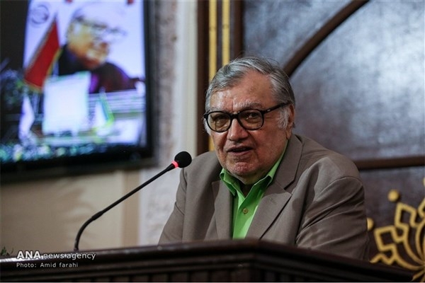 نفوذ غرب در دانشگاهها را میبینم و مسئولان خوابند/ دانشجویان را به خروج از کشور تشویق میکنند من الان نفوذ غرب را در دانشگاهها میبینم و متأسفانه شاهد یک غفلت عمومی هستیم، نهادهایی که وجود دارند هم خواب هستند، مسئولان هم خواب هستند و در برخی جاها هم مدیران عوامل غرب هستند، نیروهای خوب را دفع میکنند و نیروهای خودشان را جذب میکنند.