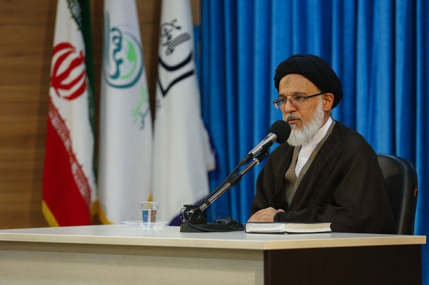 در شرایط موجود تنها کاستی ما، خلاء نرم افزار و بحران های ما نیز ناشی از پیاده شدن مدل های غربی در کشور است/ با تولید علم دینی، آرمان های جمهوری اسلامی تبدیل به نقشه راه و جایگزین مدل ها و سبک زندگی غربی می شود جهان جدید به رهبری لیبرال دموکراسی آمریکا تجسدیافته قوای جهل و استکبار است و در همه نقاط این تمدن می توان مظاهر و نمود های صفات جهل و شیطان را مشاهده کرد. علم تمدن جدید نیز ظلمات است و باید مواظب بود نسبت به آنها تولی پیدا نکنید.