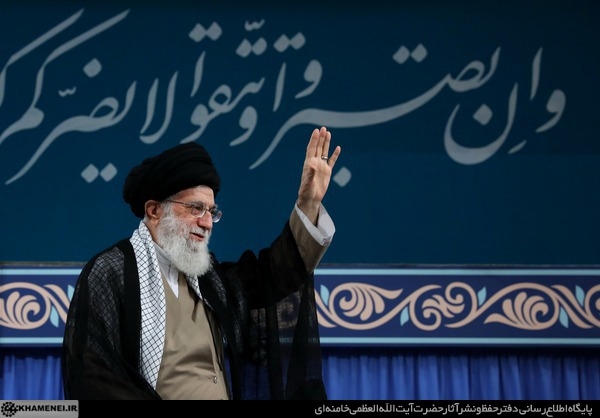 عامل اصلی گرانی وکاهش ارزش پول ملی مسائل مدیریتی است نه تحریم/ جنگ نخواهد شد و با آمریکا مذاکره نخواهیم کرد/ کسانی که می گویند دولت باید برکنار شود در نقشه دشمن عمل میکنند اکثر کارشناسان اقتصادی و بسیاری از مسئولان متفق هستند که عامل همه این مشکلات تحریم ها نیست بلکه ناشی از مسائل درونی و نحوه مدیریت و سیاست گذاری اجرایی است. من نمی گویم تحریم ها اثر ندارد، اما عمده مشکلات اقتصادی اخیر مربوط به عملکردها است و اگر عملکردها بهتر و با تدبیرتر و به هنگامتر و قویتر باشد، تحریم ها تأثیر زیادی نخواهد داشت و می توان مقابل آن ایستاد.
