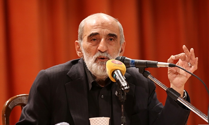 شریعتمداری: کمی هم آمریکایی باشید!/ وقتی یک مسئول در کنار مسئولیت خود به کار تجاری مشغول است چگونه میتوان انتظار بهبود شرایط را داشت؟ یکی با دستکاری سایت وزارت صنعت، هزاران دستگاه خودروی لوکس وارد میکند، دیگری در بانک مرکزی 160 میلیون دلار و 51 میلیون یورو به فردی که هنوز هویتش را فاش نکردهاند پرداخت میکند! در فاصله فقط چند هفته ۳۵ میلیارد دلار ارز ۴۲۰۰ تومانی چپاول میشود! عدهای با ثبت شرکتهای صوری در برخی کشورها، برای خرید خارجی با ارز دولتی سندسازی میکنند! آن دیگری 10500 گوشی تلفن همراه به نام کسی که مدتها قبل از دنیا رفته است وارد میکند! فلان مدیر، به تروریستهای اقتصادی اجازه میدهد با کارت بازرگانی یک خانم روستایی و فقیر، ۶۰۰ دستگاه اتومبیل لوکس و گرانقیمت بنز و پورشه وارد کند! و...