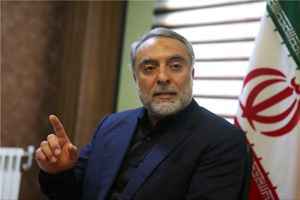 وحشت خلیفه اموی از تاثیر و قدرت امام باقر(ع)، علت شهادت ایشان/ ماجرای لحن متفاوت امام باقر(ع) در مواجهه با دو خلیفه اموی چه بود؟ من نامه شما به خلیفه جبار پیشین را دیدم که چگونه او را با عزت و احترام یاد کردید اما من که سعی کردم عدل پیشه کنم و جلوی مظالم و فشارها به مردم را بگیرم اینگونه مورد عتاب قرار دادهاید. امام علیه السلام در پاسخ خطاب به او فرمود من با سلیمان مطابق با جباران سخن گقتم و با تو مطابق با افرادی که میخواهند عادلانه رفتار کنند نامه نگاشتم.