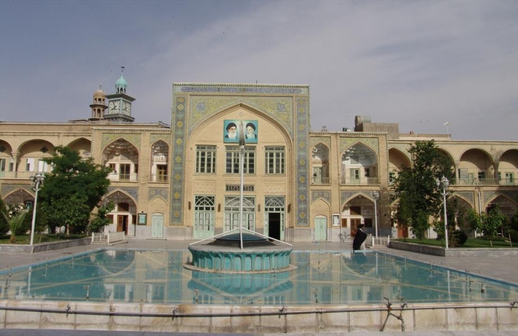  «بعضی‌ها مسجد را …. از مسائل سیاسی می خواهند بکلّی برکنار بدارند. [می گویند] آقا شما وارد سیاست نشوید، کار خودتان را بکنید. کار خودتان یعنی چه؟ یعنی بیایید همان نمازتان را بخوانید و بروید؛ فقط پیش‌نمازی محض. این همان سکولاریسم است.»