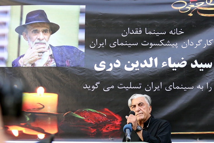 هنرمندی که بعد از انقلاب ، از لات بازی به عکس روی بیلبوردها و حراجیهای میلیاردی رسید/ رضا کیانیان: پدرم کله پز بود و شکم یکی از لات های مشهد را پاره کرد رضا کیانیان که در دوران احمدی نژاد احساس جوانی می کرد و این روزها و بعد از گذشت شش سال از دولت روحانی، تمام چهل سال گذشته را سیاه ترسیم می کند، کسی است که برای رای آوری روحانی تبلیغ می کرد. اما حالا کمکاری این دولت و آن دولت را پای نظام می نویسد! شاید لازم نباشد که از حضور کیانیان در مزایده های میلیاردی و پوسترهای تبلیغاتی سخن گفت، اما نباید فراموش کرد که رسانه های اصلاح طلب رضا کیانیان را با عنوان شاگردی حضرت آیتالله خامنهای عمدتا معرفی کردهاند و کیانیان با همین عنوان و نزدیکی باشهید بهشتی تنور نانداری برای خودش فراهم کرده است.