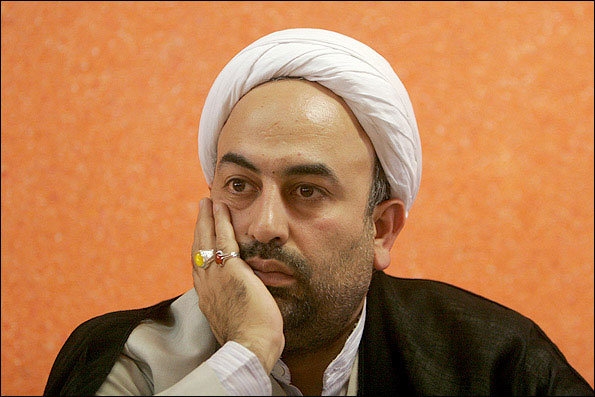 ثمرات غلط بودن مبنا، از «حجاب لبنانی» تا نسخه های «بن بست» ساز برای انقلاب/ انفعال و عقب نشینی، ویژگی تئوری های نوظهورِ «حکومت اسلامی»/ «نداشتن مبنا» و «تأثیرپذیری از مشکلات مقطعی»، منشأ بروز تئوری های انفعالی است بسیاری از مشکلات مقطعی موجود در کشورجدای از صف بندی متحدانه دشمنان در برابر نظام اسلامی مربوط به کمکاری نخبگان حوزوی و دانشگاهی در ارائه الگوهای مدیریتی اسلامی و یا عدم اجرای مسئولانی است که بنا به اصل جمهوریت غالبا از طرف خود مردم انتخاب می شود و اساسا مسئله اشکالات مقطعی موجود در جامعه هیچ ارتباطی به ناتوانی دین در اداره امور جامعه ندارد و صاحبان اندیشه و رسانه به جای عقب نشینی، انفعال و فریاد «نمی توانیم» به مطالبه گری از نخبگان، مسئولان و کار تبیینی میان مردم بپردازند، رشد های بی نظیر و دستاوردهای نظام اسلامی را هم دیده و برای اعتلای آن تلاش نمایند.