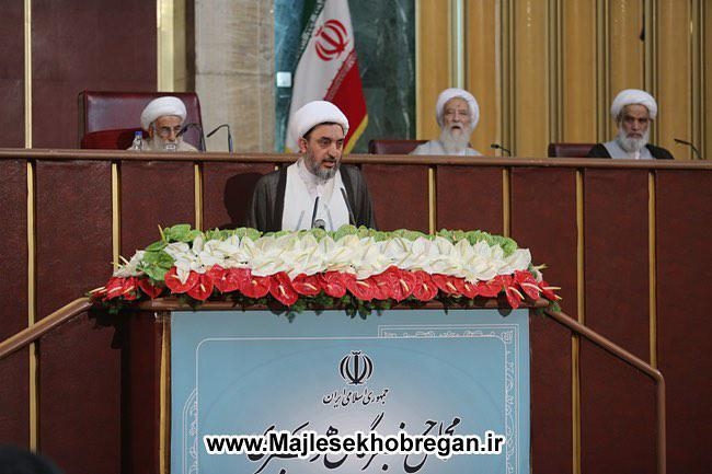 در سیاست خارجی به جای افزایش ارتباط با همسایگان و کشورهای همسو که همواره مورد تأکید رهبری معظم بوده است و میتوانست به عاملی برای جلوگیری از کاهش ارزش پول ملی و نیز رونق تولید داخل تبدیل شود تمام هم و غم خود را صرف تعامل با کشورهای مستکبر کرده و با غفلت از ظرفیت کشورهای همسایه بازار بزرگ صادرات به این کشورها را به رقبا واگذار کردند. برای کشته شدن چند نفر در اثر ریزش پل در ایتالیا، بلافاصله پیام تسلیت میدهند اما برای شهادت دهها نفر در کشور همسایه و به دنبال یک عملیات تروریستی توسط مزدوران همین مستکبران، هیچ عکس العملی نشان نمیدهند. حمایت یک کشور ضعیف اروپایی از جنازه برجام را حلوا حلوا میکنند اما دستان به نیاز دراز شده برخی از کشورهای همسایه برای صادرات کالا و خدمات و ارتباط بیشتر را کنار میزنند تا مبادا ناخوشایند کدخدا باشد.