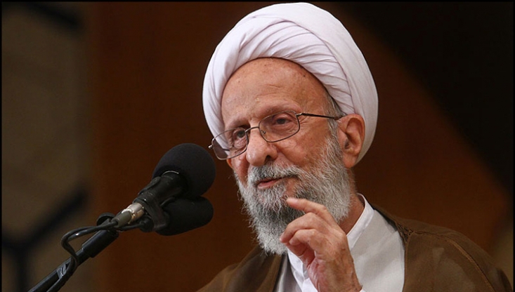 آیت الله مصباح یزدی پاسخ می دهد/ نقش عاشورا در بقاى اسلام چیست؟/ گستردگى، اهميت و تأثير عزادارى براى سيدالشهداء(ع) چگونه است؟ «جنگ است دیگر؛ وسط معرکه جنگ که حلوا خیرات نمی کنند، تا می توانند می تازند. بناهم نیست به جنگ نظامی تمام شده در دهه شصت و شکست فجیعانه شان اکتفا کنند، گاهی بمب افکن های سیاسی و رسانه ای شان را فعال می کنند، گاهی به عرصه اقتصادی طمع می ورزند و گاهی هم وسط میدان علیه فرهنگ و اعتقادات می تازند. این ها مهم نیست، مهم حرکت جهان تشیع است که دشمن را به لرزه انداخته است و این عاشورای معظم هم مصداق اعظم آن است. می ترسند و می لرزند که پس از گذشت 13 قرن نه تنها آتش عشق اباعبدالله علیه السلام و معارف قیامش خاموش نشده است بلکه هر روز شعله ور تر و پهناور تر می شود».