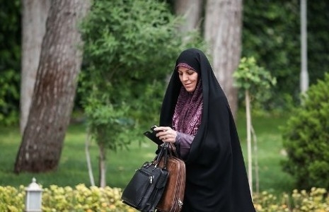 حمایت از جاسوس آمریکا توسط دستیار رئیس جمهور/ با دعوت از جاسوسان قرار است حقوق شهروندی در ایران محقق شود؟ اما همانطور که مطرح شد در گفتوگوی شهیندخت مولاوردی با آسوشیتدپرس درباره شرایط حاکم بر مناسبات امنیتی و قضایی در ایران، این سوال مهم مطرح است که چگونه داخلیترین مسائل کشور از زبان شخصی در این جایگاه در گفتوگو با یک رسانه آمریکایی مطرح میشود. موضوعی که به نظر میرسد از سوی همه مقامات کشورهای مختلف در مواجهه با رسانههای خارجی رعایت میشود و به عنوان یک پروتکل در مناسبات دیپلماتیک پذیرفته شده است.