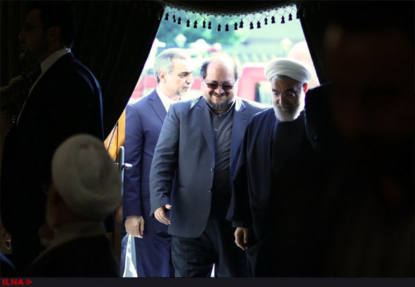 داستان جاخالی ناموفق وزیر صنعت!/ شریعتمداری فردا استیضاح میشود/ تکمیلی: جلسه استیضاح یک هفته به تعویق افتاد نکته حائز اهمیت این است که به نظر می رسد در این آشفته بازار کسی از دولت قرار نیست خبر درستی به رسانه ها بدهد و تکلیف کشور را مشخص کند؛ اینکه آیا شریعتمداری واقعا از وزارت صنعت استعفا داده است و به گفته برخی حامیان دولت به دنبال تصدی وزارت کاراست؟ یا به قول برخی دیگر از ترس استیضاح به دنبال استعفای خود از وزارت صنعت ؟