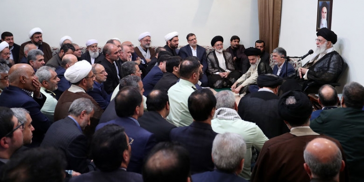پیامهای سیاسی حجِ انقلاب اسلامی را به دنیای اسلام برسانید/ انتقاد رهبر انقلاب اسلامی از تخریب آثار اسلامی در مکه و مدینه به بهانه توسعه حج/ پیام سیاسی حج، لزوم ارتباط و همافزایی مسلمانان و نمایش اقتدار امت اسلامی است حضرت آیتالله العظمی خامنهای همچنین از تخریب گسترده آثار اسلامی مانند آثار منسوب به پیغمبر اکرم(ص)، امیرالمؤمنین(ع)، خلفا و مجاهدان صدر اسلام به بهانه توسعه حج بشدت انتقاد کردند و گفتند: در حالی که کشورهای مختلف از آثار تاریخی خود با دقت محافظت و حتی گاهی برای پُر بار نشان دادن تاریخ و گذشتهشان، آثاری را جعل میکنند، تاکنون آثار اسلامی زیادی در مکه و مدینه تخریب شده است.