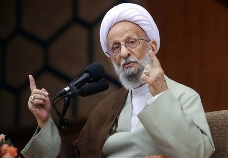 سیاست ورزی به سبک عدالتخواهی علی (ع) یا به سبک اشرافیت گرایی معاویه ای؟/ اسلام اجازه نمی دهد بر سر اصول و مبانی معامله کرد/ علی (ع) برای اجرای عدالت، هفتادهزار نفر را از دم تیغ گذراند! گرچه نمی توان برای پدیده های و ظهور و افول تحولات اجتماعی، بستر ها و زمینه های معدود و محدودی تعریف کرد اما داده های تاریخی، کلیاتی از عوامل بروز و ظهور این حوادث برای ما ترسیم می کند. حتي در مدينه نيز– كه مردم در سايه پيغمبر اكرم (ص) تربيت شده بودند و هنوز مدت زيادي از وفات ايشان نگذشته بود– واقعه غدير به فراموشي سپرده شد. اينها و پاره اي موارد ديگر، زمينه هايي بود كه معاويه براي رسيدن به اهداف خويش از آنها بهره مي برد. تحلیل جامعه شناختی انحراف معرفتی مردم زمان امام حسین (ع) از مباحث بسیار مهمی است که جامعه ما دچار آن نشود. این بخش در قالب پرسش و پاسخ از مباحث عاشورایی آیت الله محمدتقی مصباح یزدی تنظیم نموده تا برای مخاطبان محترم دارای جذابیت بیشتر باشد.