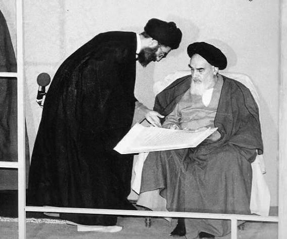 سازوکار حکومتداری ولیفقیه و ارتباط آن با «مردم سالاری دینی»/ چرا نگاه افراطی و تفریطی به وظایف رهبری در جامعه اسلامی مردود است؟ چهار روز بعد از انتخابات سال ۸۸، رهبر انقلاب در دیدار با نمایندگان ستادهای انتخاباتی نامزدهای ریاست جمهوری، صراحتاً اعلام میکنند که اگر آقای موسوی هم از طریق قانونی جلو بروند، پشت او خواهند ایستاد.