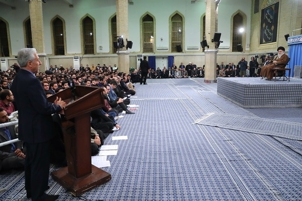 از نخبگان باید در برنامهریزی برای مسائل کشور استفاده کرد/ نخبگان به همراه فکر بلند، قدرت مدیریت هم دارند که باید از آن استفاده شود/ نگاه به غرب و اروپا جز معطل ماندن، منت کشیدن و کوچک شدن فایده ای ندارد جمعی از نخبگان و استعدادهای برتر علمی کشور، صبح امروز (چهارشنبه) در حسینیه امام خمینی با رهبر انقلاب اسلامی دیدار کردند.