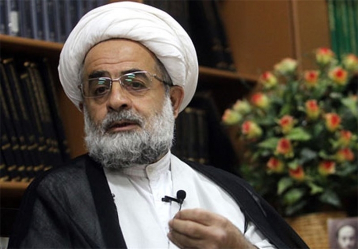 «معرفت به امام»و«توجه به محتوای معرفت» از آداب زیارت است/ در اربعین حال و هوای عاشورایی داشته باشید و خصلت های اصحاب امام حسین(ع) را تمرین کنید تک تک افراد برای اینکه به موهبت های معنوی زیارت نائل بشوند، مطلوب است آداب زیارت را مراعات کنند. که اولین ادب معرفت به امام است. دوم محتوی معرفت است؛ یعنی نحوه رابطه ما با امام چیست را درک کنیم و سوم اینکه، این زیارت برای چه چیزی است؟ برای ابراز عنایت به امام و تحکیم رابطه بین ماموم و امام است که لازمه آن التزام به لوازم اعتقاد به امامت است که ماموم ابراز می کند من تحت فرمان شما هستم.
