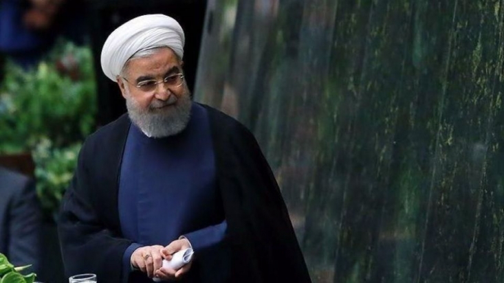 کنایه روحانی به آوارپنج ساله مدیریت آخوندی بر مسکن/ اگر مشکل مسکن نداشتیم ارزانترین کشور بودیم! شب گذشته چهار نامزد پیشنهادی دولت برای وزاتخانههای صنعت و معدن، راه و شهرسازی، کار و تعاون و اقتصاد موفق به کسب رای اعتماد از مجلس شدند. رئیسجمهور از بدهکاری دولت به مردم در زمینه مسکن گفت و در عین حال 160 نماینده از آخوندی که 5 سال سکاندار این بخش بود و اخیراً استعفا داد تشکر کردند!جلسه رای اعتماد به چهار گزینه معرفی شده دولت برای تصدی پست وزار،اندکی پس از ساعت 13 آغاز شد. پیش از آن حجتالاسلام حسن روحانی طی نامهای به رئیسمجلس فرهاد دژپسند را به عنوان گزینه وزارت اقتصاد؛ محمد اسلامی را به عنوان گزینه وزارت راه و شهرسازی؛ رضا رحمانی را به عنوان گزینه وزارت صمت و محمد شریعتمداری را به عنوان گزینه وزارت کار و تعاون معرفی کرده بود.در آغاز جلسه هیئترئیسه اسامی نمایندگان موافق و مخالف را قرائت کرد و پس از آنعلی لاریجانی رئیسمجلس از رئیسجمهور دعوت کرد تا ضمن قرار گرفتن در جایگاه به دفاع از گزینههای پیشنهادی خود بپردازد. پس از معارفه و صحبت هر کدام از وزرای پیشنهادی نمایندگان مجلس به ۴ وزیر پیشنهادی دولت رأی اعتماد دادند.